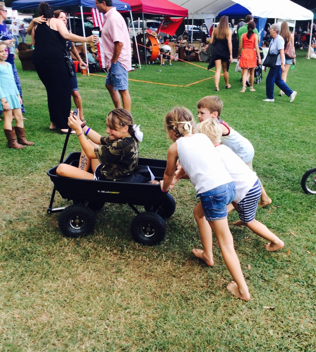 kids pushing wagon