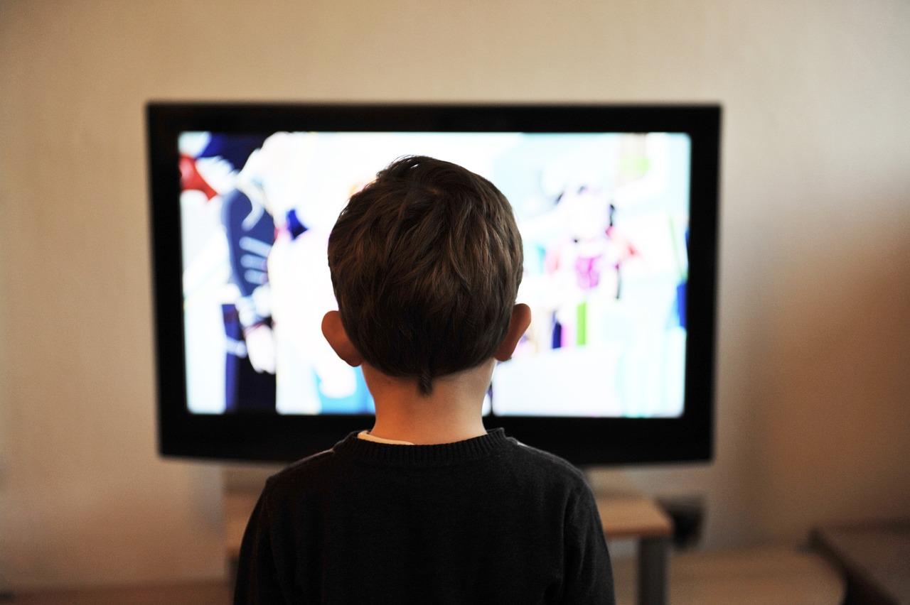 child watching tv, ‘Quiet on Set’ :: A Peak Behind The Curtain